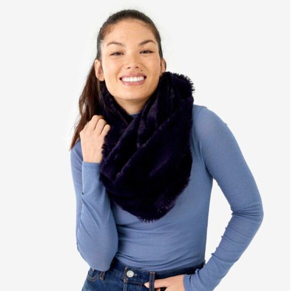 TJD The Jetset Diaries Navy Infinity Faux Fur Scarf - Picture 1 of 6